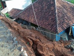 Longsor di Kampung Cipeuteuy, Rumah Warga Rusak Berat Akibat Material Longsor