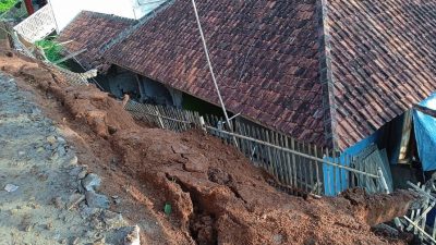 Longsor di Kampung Cipeuteuy, Rumah Warga Rusak Berat Akibat Material Longsor