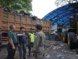 Berbagai Unsur Pemerintah Kota Bandung Sapu Bersih Sampah di TPS Bandung Wetan