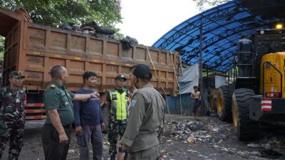 Berbagai Unsur Pemerintah Kota Bandung Sapu Bersih Sampah di TPS Bandung Wetan