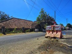 Warga Keluhkan Lubang Berbahaya di Jalan Raya Karang Hawu