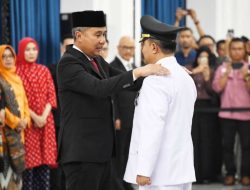 Penjabat Gubernur Jawa Barat Bey Machmudin Lantik Barnas Adjidin sebagai Penjabat Bupati Garut