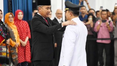 Penjabat Gubernur Jawa Barat Bey Machmudin Lantik Barnas Adjidin sebagai Penjabat Bupati Garut