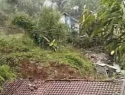 Puluhan Warga di Kampung Cibatuhilir Kehilangan Tempat Tinggal Akibat Longsor