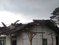 Puting Beliung Hantam Kampung Citawa Kertasari, 27 Rumah Rusak Parah