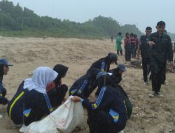 Jaga Kelestarian Alam, Ratusan Siswa dan Guru Gelar Aksi Pungut Sampah di Pantai Pangumbahan